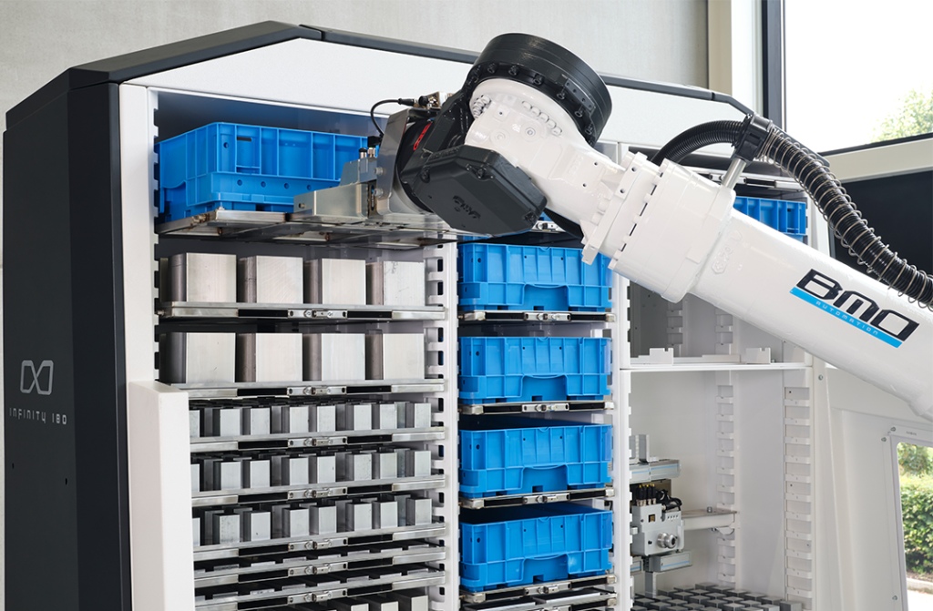 Het nieuwe CNC-automatiseringsplatform Infinity van BMO is een gestandaardiseerde robotmodule, control hub en opslagruimte. (foto’s: BMO Automation)