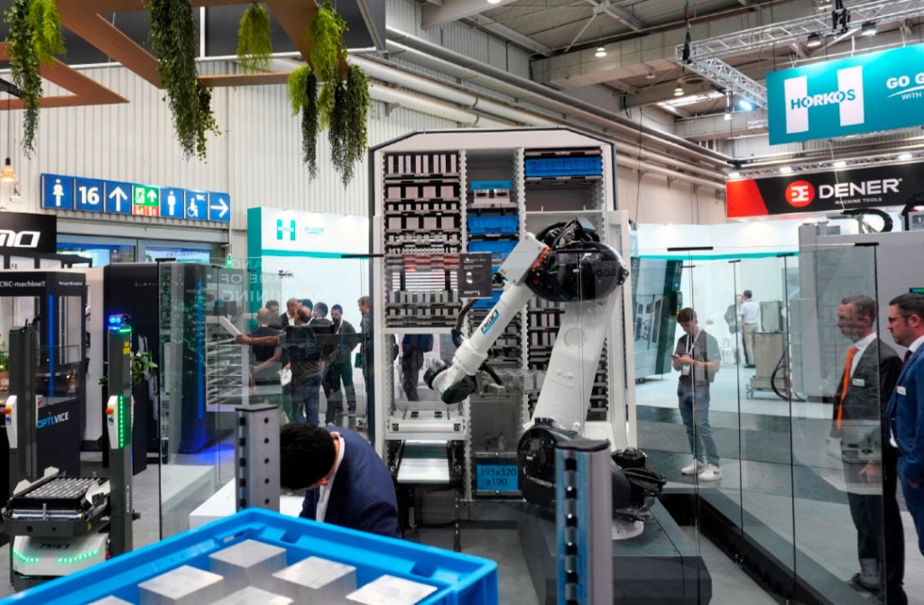 Het nieuwe CNC-automatiseringsplatform Infinity werd voor het eerst door BMO gepresenteerd op de EMO in Hannover. Het platform bestaat uit een gestandaardiseerde robotmodule, een control hub en een opslagruimte.