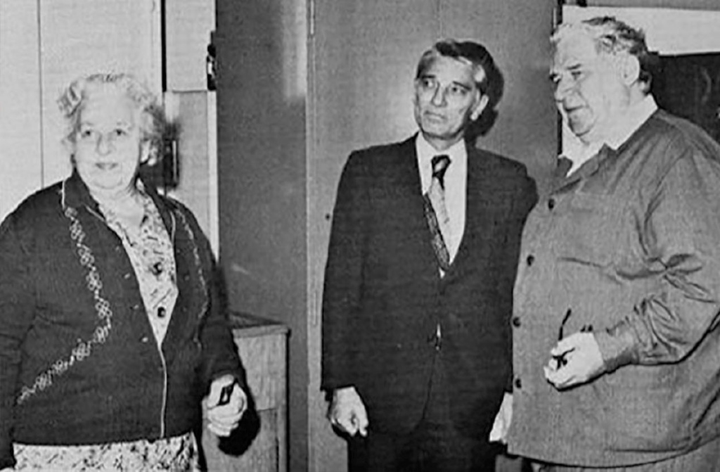 In 1952 heeft het echtpaar Lazarenko (links en rechts) hier een ontmoeting met Jean Pfau, natuurkundige bij Charmilles, die leiding geeft aan een team van ingenieurs bij het maken van een machine die de erosieve effecten van elektrische ontladingen zal gebruiken om metalen te bewerken.