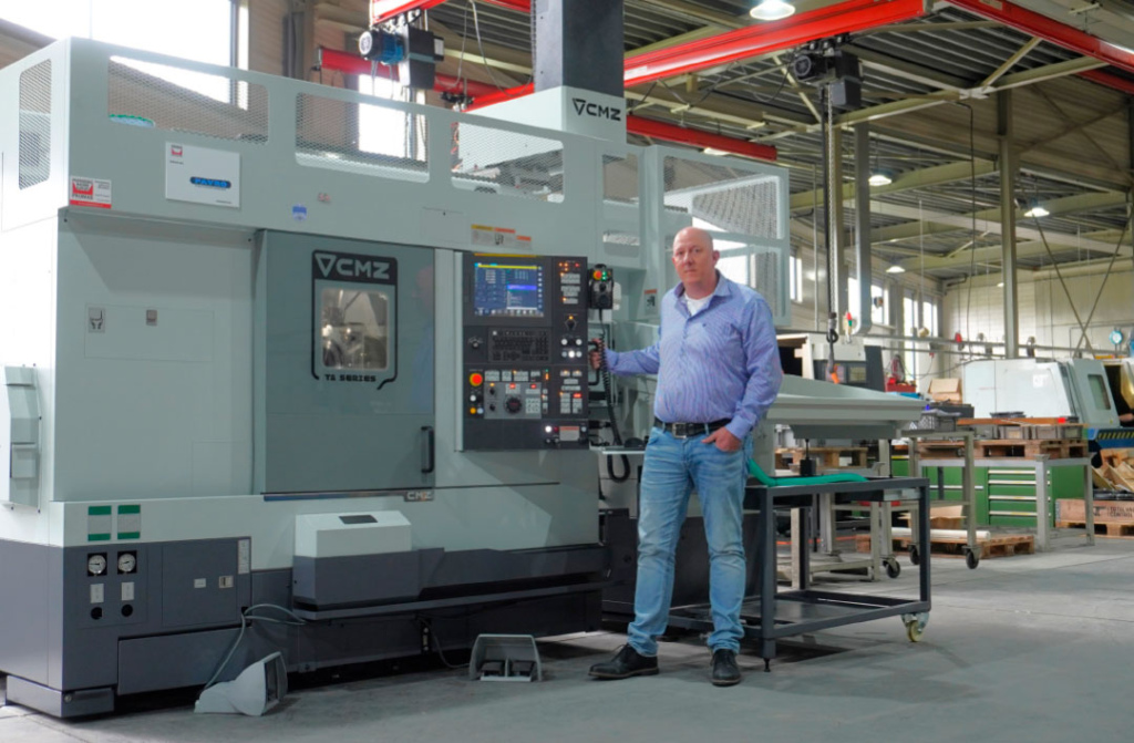 Arjo Kamphuis is enthousiast over de nieuwe CMZ TA20-YS-640 CNC-schuinbed draaibank. Sinds de ingebruikname is de draaicapaciteit van Machinefabriek Pavro enorm toegenomen.