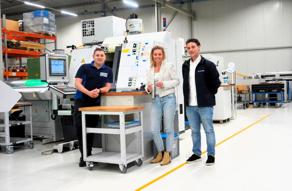 Kusters Goumans zet drie precisiedraaimachines van Benzinger in voor de productie van fijnmechanische componenten. Op de foto v.l.n.r.: Calvin (CNC draaier), Birgit (directeur) en Bart (marketingmanager bij Oude Reimer).