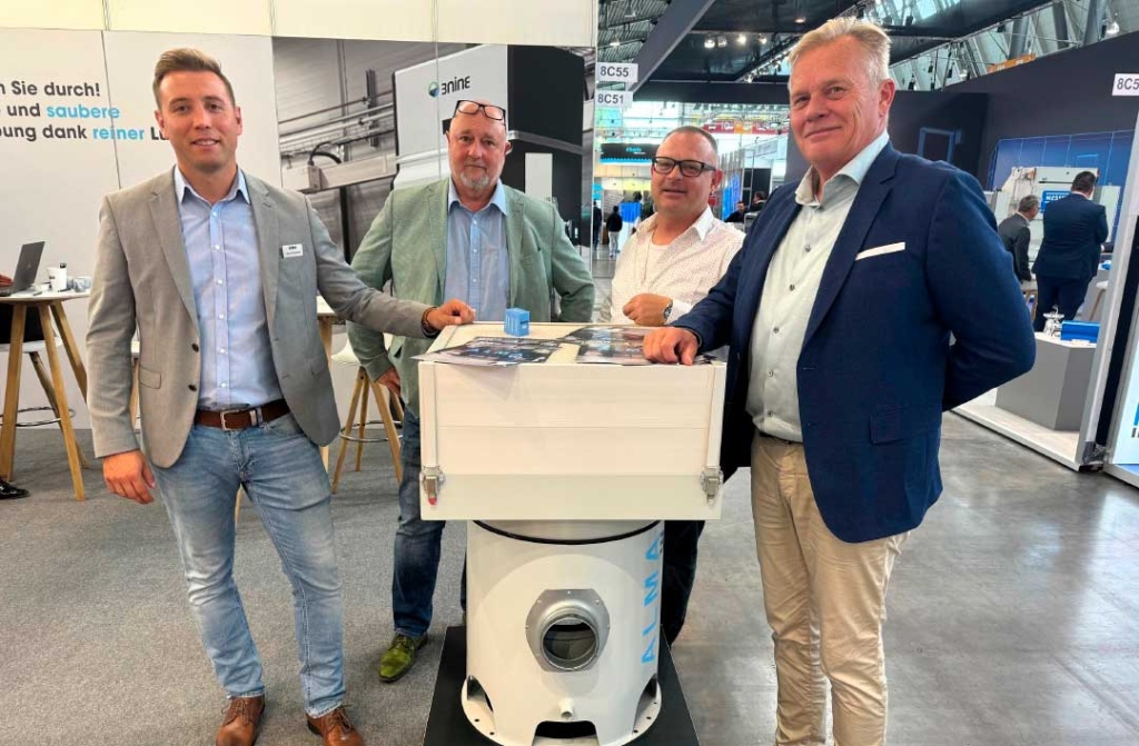 De Alma is de nieuwste olienevelseparator in de Blue line-productserie van 3nine. Timo Cawelius (l) van 3nine en Pieter Glavimans (r) van Glavitech geven aan dat het systeem zelfs de meest verontreinigde lucht kan filteren van olienevel en schadelijke deeltjes.