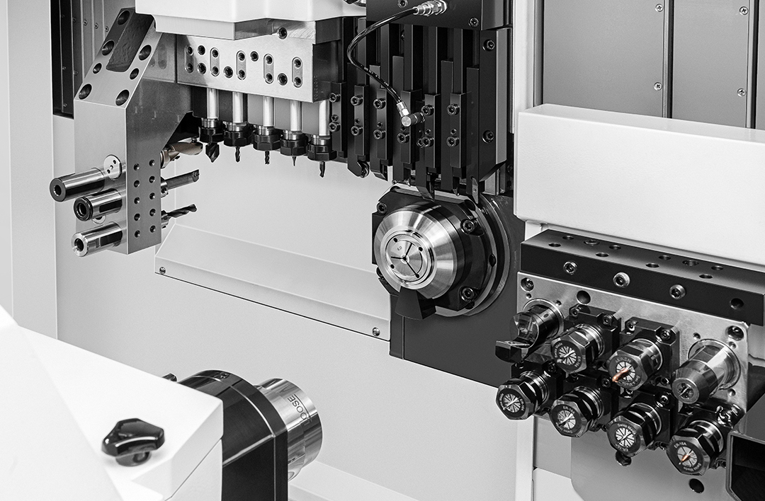 Een Swisstype draaibank is een specifiek type draaibank waarbij snelheid, precisie, standtijd en productiebetrouwbaarheid nummer 1 is. Dit is mogelijk door het unieke ontwerp van de machine met een geleidebus waardoor je altijd heel stabiel en dicht op je spindel kunt werken.