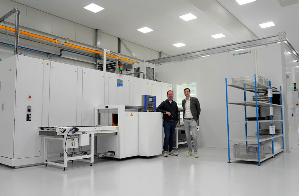 Clemens Koster (l) en Hugo Oude Reimer bij de nieuwe cleanroom van ProCleanroom en de nieuwe Karl Roll dampontvettingsinstallatie - Dampontvetter