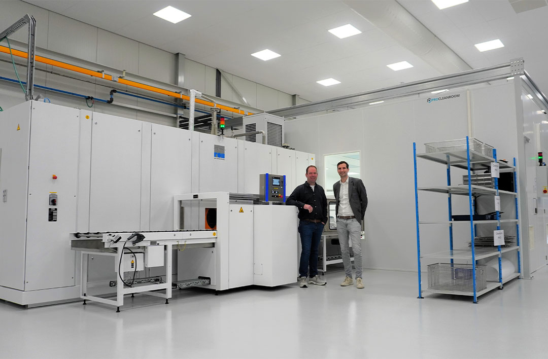 Clemens Koster (l) en Hugo Oude Reimer bij de nieuwe cleanroom van ProCleanroom en de nieuwe Karl Roll dampontvettingsinstallatie - Dampontvetter