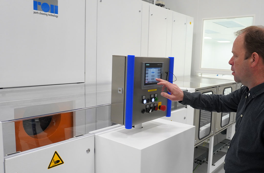 De besturing van de Karl Roll dampontvettingsinstallatie maakt het mogelijk om eenvoudig verschillende programma’s aan te maken voor diverse materialen, reinigingsdoelen en doorlooptijden. Dampontvetter