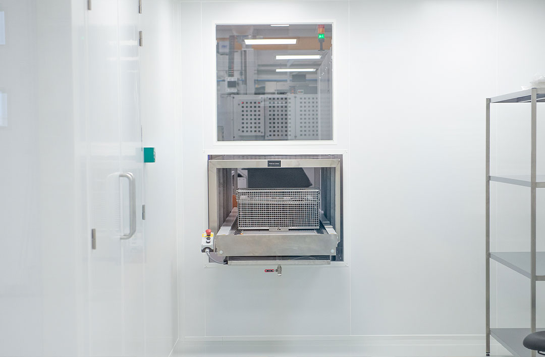 Herverontreiniging wordt voorkomen dankzij een sluis die de reinigingsinstallatie direct verbindt met de cleanroom. Dampontvetter