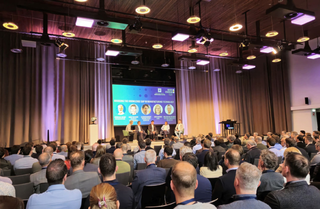 Tijdens de Manufacturing Technology Conference gingen Olivier Rainaut (Thermo Fisher Scientific), Koen ten Hove (Prodrive Technologies), Willem Jan ter Hoek (Ter Hoek Vonkerosie) en Lucie Behnke (ASML) in op de noodzaak om de brug tussen ontwerp en productie te versterken.