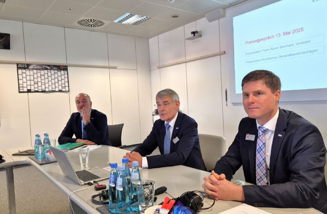 V.l.n.r.: Udo Hipp (marketingleider), Franz-Xaver Bernhard en Kai Bacher vertellen tijdens de persconferentie over de nieuwste investeringen en ontwikkelingen van Hermle.