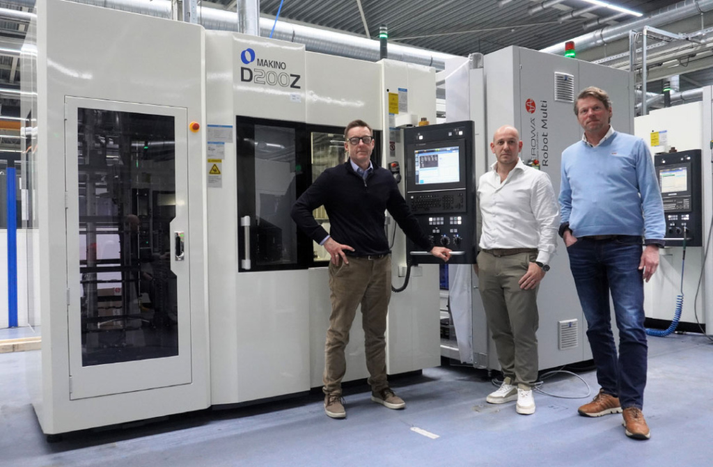 V.l.n.r.: Bernd Droege van Makino, Twan Mertens en Gerlof Vollema voor één van de nieuwe aanwinsten van IGS GeboJagema: Een vijfassige Makino D200Z met een automatisering van Erowa.