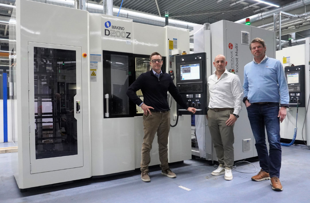 V.l.n.r.: Bernd Droege van Makino, Twan Mertens en Gerlof Vollema voor één van de nieuwe aanwinsten van IGS GeboJagema: Een vijfassige Makino D200Z met een automatisering van Erowa.