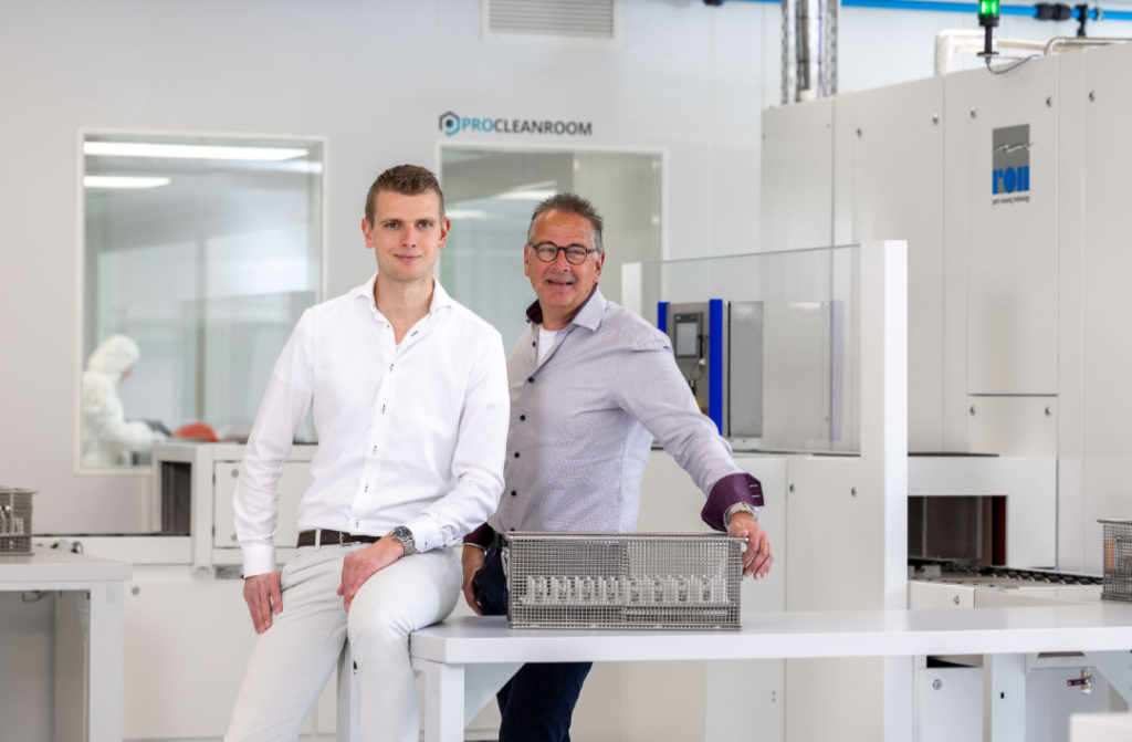 Kevin (l) en vader Erwin Tieltjes bij de nieuwe reinigingsinstallatie van Karl Roll en de nieuwe cleanroom.