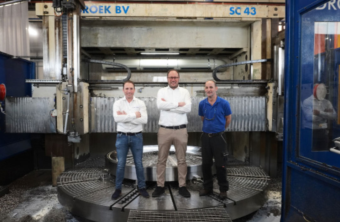 Joost van Seggelen, Richard van Driel en Viktor Melzer op de draaitafel van de grote carrouseldraaibank. Tegen de achterwand van de machine is de nieuwe afzuiging te zien.
