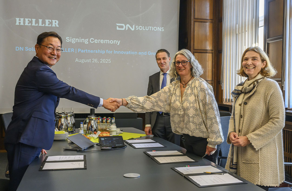 Van links naar rechts: Wonjong Kim, Marc Heller, Petra Speidel en Nicole Pfleiderer (foto: Heller) ondertekenden het contract dat de overname van Heller door DN Solutions officieel maakt.