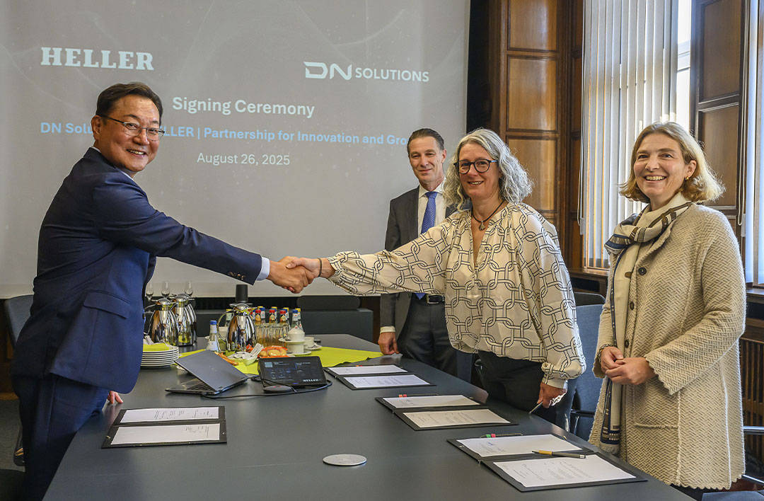 Van links naar rechts: Wonjong Kim, Marc Heller, Petra Speidel en Nicole Pfleiderer (foto: Heller) ondertekenden het contract dat de overname van Heller door DN Solutions officieel maakt.