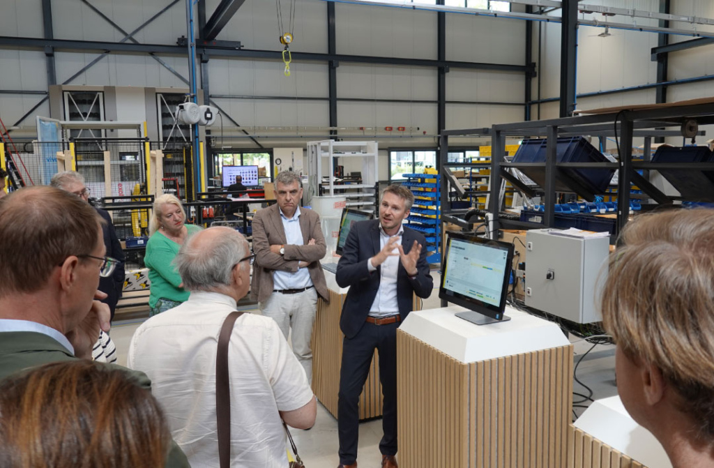 Arnoud de Kuiper geeft uitleg over de Cellro-bijdrage aan de CNC-fabriek van de toekomst: “We moeten werk wegnemen door automatisering en digitalisering en zo mensen in hun kracht zetten. Want het vakmanschap van de toekomst zit in creativiteit.”