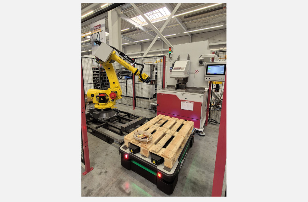 Behringer toont op de EMO hoe zaagmachines en automatisering samenkomen in toekomstbestendige zaagoplossingen voor de metaalverwerkende industrie. De foto toont de BTS 460 NC-cel die met behulp van een robotarm en AGV-systeem volledig autonoom stukken zaagt.