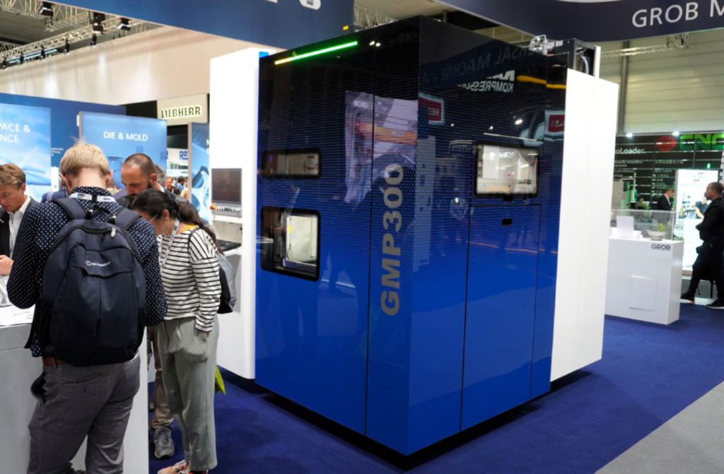 De GMP300 van Grob is een 3D-metaalprinter die via een microgietproces aluminiumdruppels laag voor laag opbouwt tot een onderdeel.