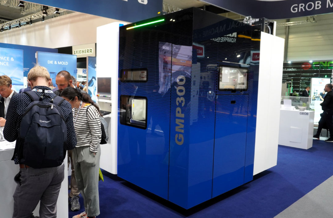 De GMP300 van Grob is een 3D-metaalprinter die via een microgietproces aluminiumdruppels laag voor laag opbouwt tot een onderdeel.