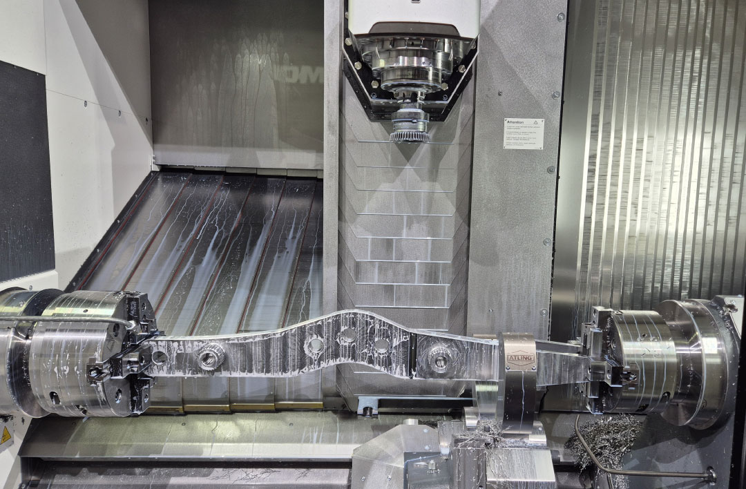 De hoofdligger is volledig geproduceerd in één opspanning op een CLX 550 TC. De bewerking duurde 6 uur en 40 minuten. Het onderdeel meet 200 × 140 × 1.200 mm.