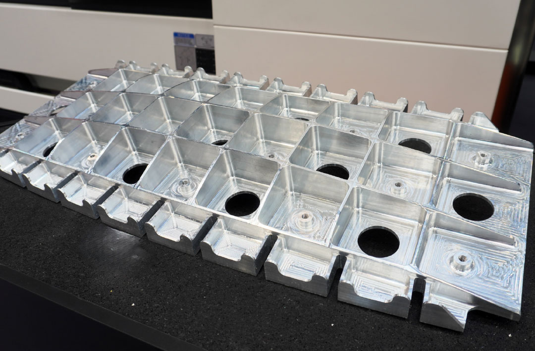 Het centrale thema ‘Aero & Space’ richt de blik op technologieën die onder extreme omstandigheden moeten presteren. De foto toont een vleugeldeel uit aluminium.