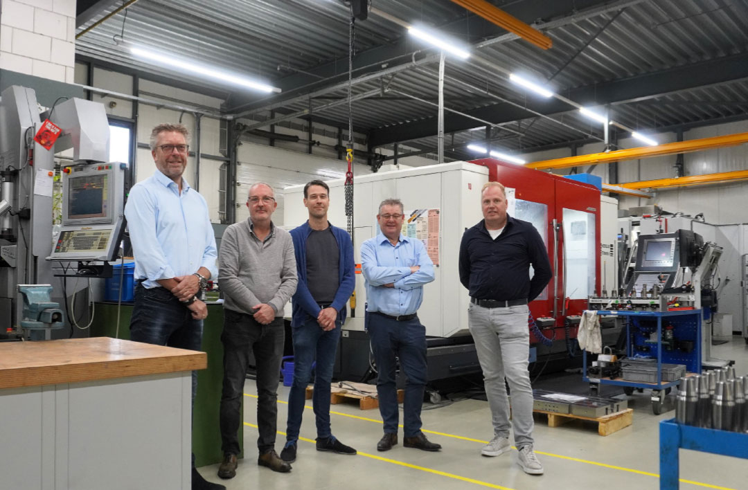 V.l.n.r.: Jan van der Wilt (Jadima) Frank Boelhouwer (Preciform), Frank van Leeuwen (Van Leeuwen Modelmakerij), Ron Cornelissen en Roger Maessen (Proven Concepts)
