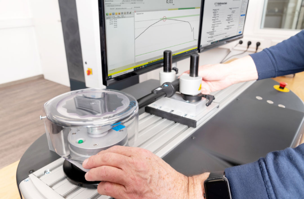 Kalibratie van een momentsleutel in het laboratorium van Wocken in Meppen.