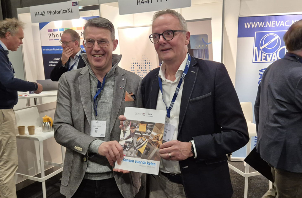 Edwin Dekker, industrie-specialist bij FPT/NEVAT, en Erik Spikmans, directeur Sales MCB Nederland, bij de presentatie van het rapport op de Precisiebeurs. ASML