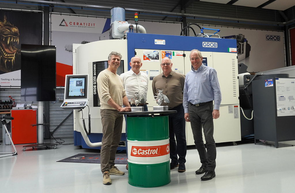 V.l.n.r.: Gerard Bogaarts (Grob), Tinus Zuetenhorst (Ceratizit), Stefan van Aalst (Open Mind) en Leon Verschuren (Telko) bij de vijfassig verspaande honingbij. Met het gezamenlijke project dat van 10 t/m 13 maart 2026 op de TechniShow gepresenteerd wordt, laten de partners zien wat mogelijk is wanneer kennis, technologie en vakmanschap perfect op elkaar zijn afgestemd.