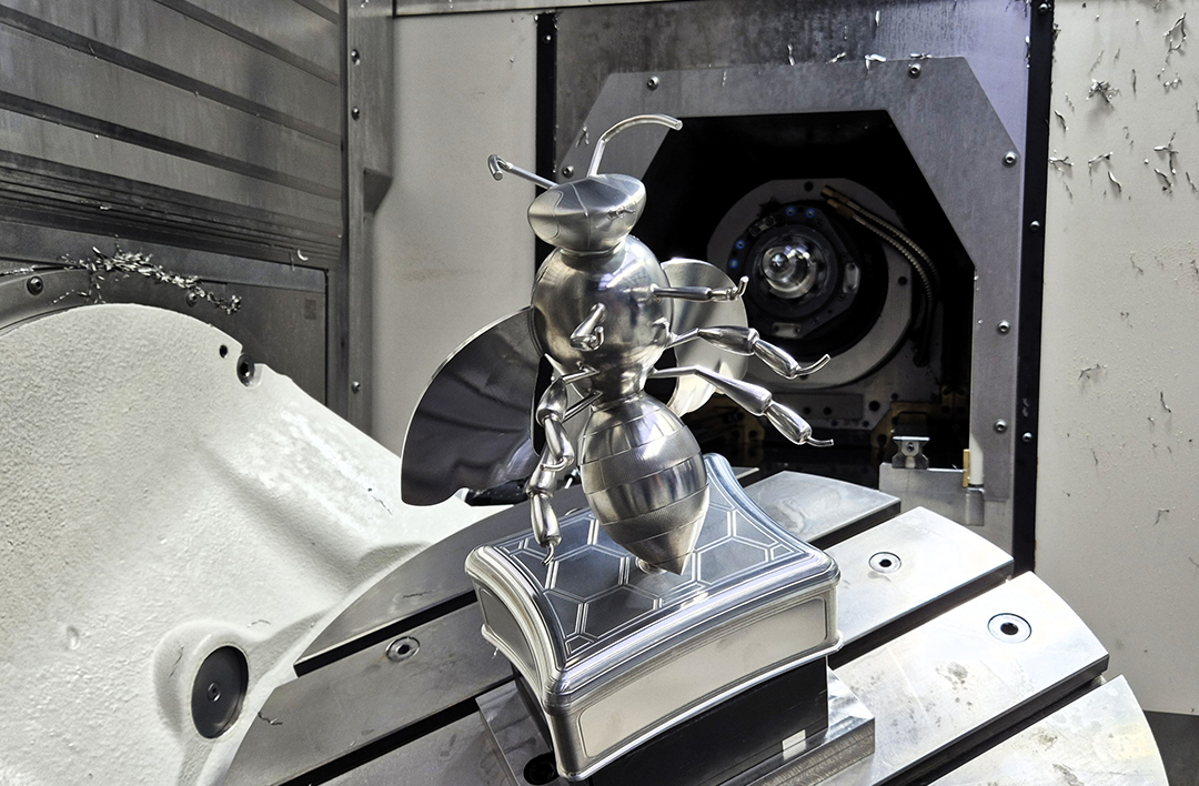 De aluminium honingbij laat een indrukwekkend stukje verspaningstechnologie zien. De fragiele elementen, zoals voelsprieten, poten en vleugels, konden alleen dankzij slimme bewerkingsstrategieën, hoogwaardige gereedschappen en stabiele machine en koelsmeermiddelen gemaakt worden.