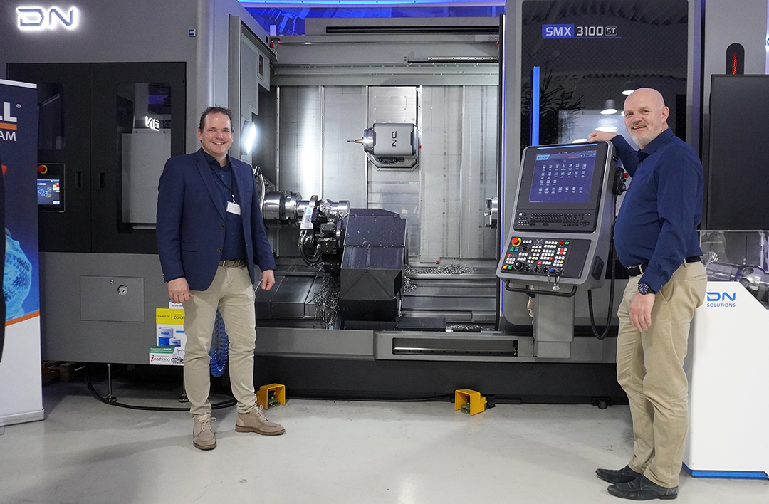 Joost Verschure (l) en Arthur Hoogland bij de SMX 3100 ST multitaskmachine die tijdens het Open House van DN Solutions werd gepresenteerd.