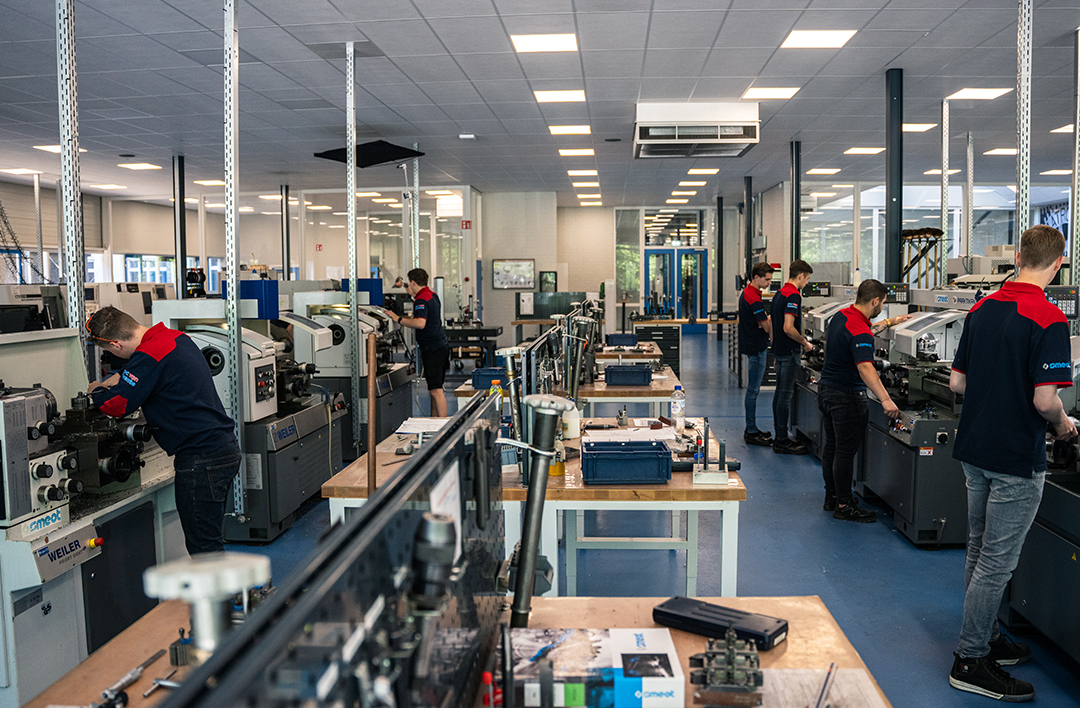 SMEOT beschikt over een moderne praktijkruimte met zowel conventionele als CNC-draai- en freesmachines.
