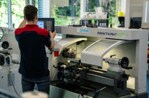 Voor zij-instromers biedt SMEOT een intensief tiendaags traject waarin zowel draaien als frezen aan bod komen. Dit programma helpt deelnemers om in korte tijd de basisvaardigheden van het verspanen op te bouwen.