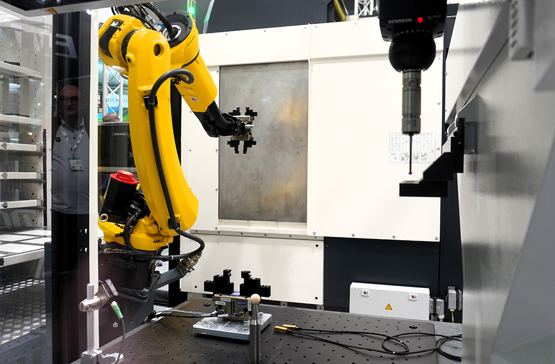 Robots verzorgen de handling van werkstukken tussen de verschillende stations en inline metingen leveren real-time kwaliteitsdata terug aan het ERP-systeem.