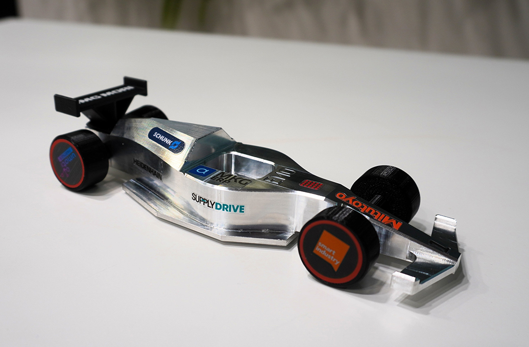 Tijdens de EMO werd er live een Formule 1 auto geproduceerd in de slimme fabriek. Ook tijdens de TechniShow kunnen bezoekers aan de hand van een werkstuk zien hoe het proces verloopt.