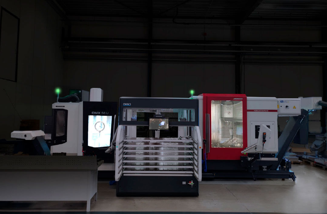 Merkonafhankelijk automatiseren in de praktijk: één BMO Platinum robotcel bedient links een DMG Mori met Siemens-besturing en rechts een Hedelius met Heidenhain.