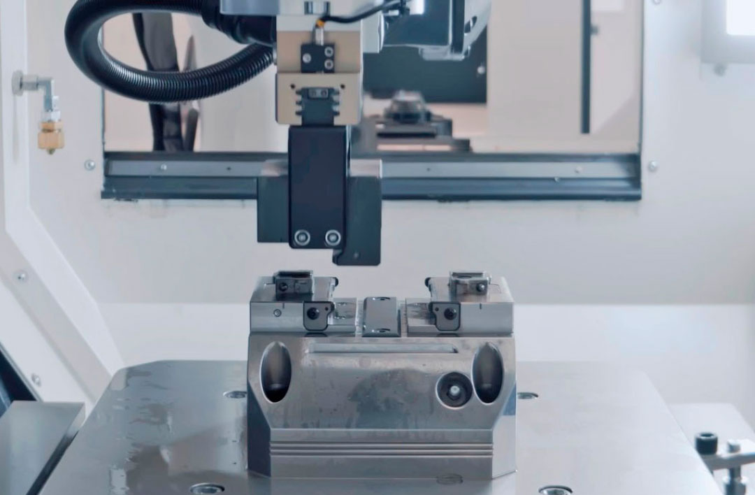 De BMO bekkenwisselmodule wisselt automatisch de juiste frees- of draaibekken per serie, waarbij de bekken overzichtelijk in de lade worden opgeslagen.