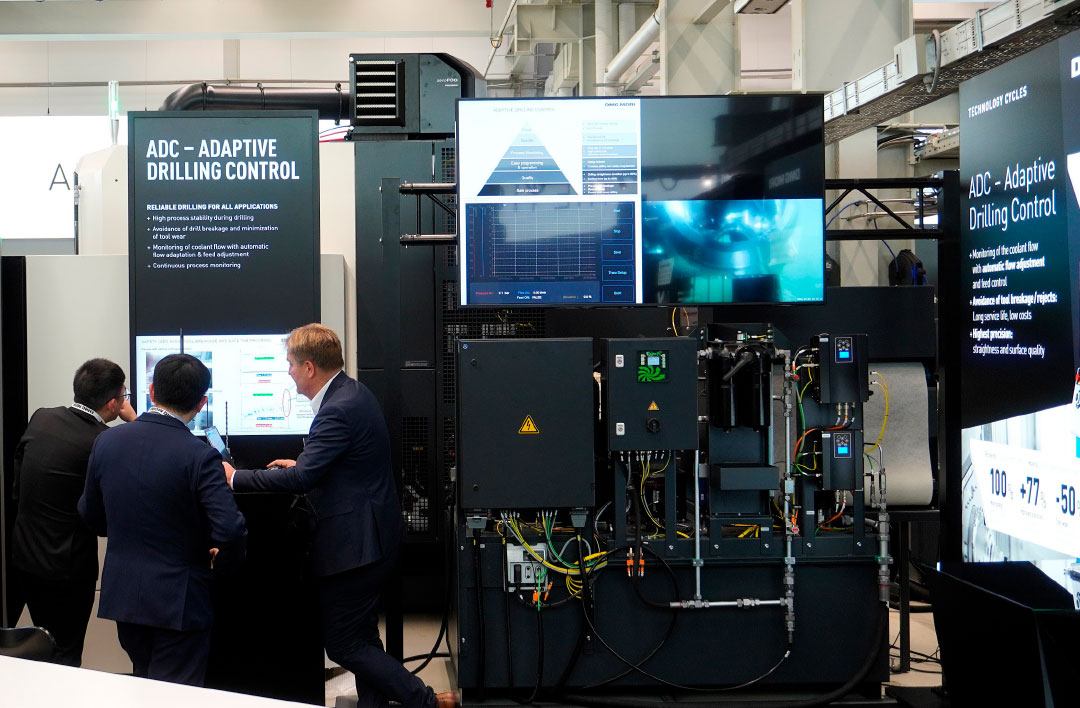 Adaptive Drilling Control past automatisch de koelmiddeldruk en volumestroom aan op de procesfase en spaansituatie.