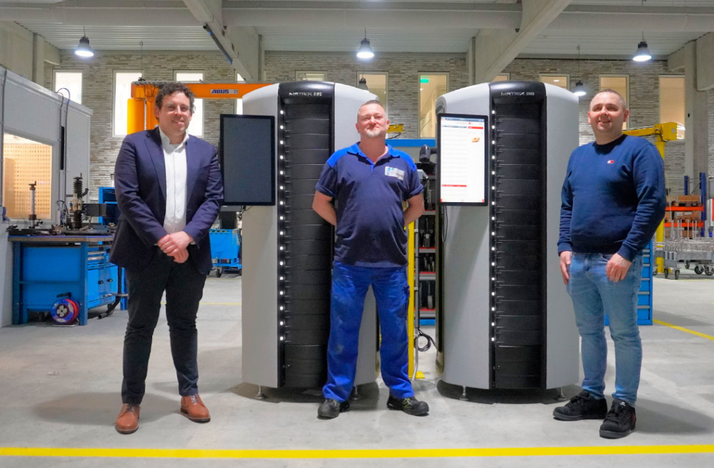 Stephan Slingerland, Robby Jansen en Lukasz Babiniec bij de twee nieuwe Matrix 360 gereedschapbeheersystemen van ISCAR.