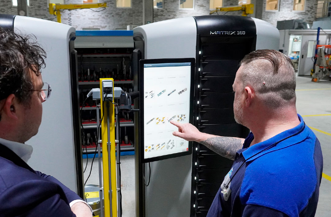 Het gereedschapbeheer werd door twee mensen ‘erbij’ gedaan. Dat werkte zolang de druk beperkt was, maar bij een strak geplande, onbemande productie bleek het kwetsbaar. “Het kwam voor dat machines in het weekend stil stonden omdat er een paar wisselplaten ontbraken. Dan staat er een machinelijn van 3,5 miljoen euro stil vanwege iets relatief kleins.” Ook afwezigheid door ziekte of vakantie zorgde voor een onzekere factor in het productieproces. De afhankelijk van individuele personen paste niet meer bij de rest van de organisatie.