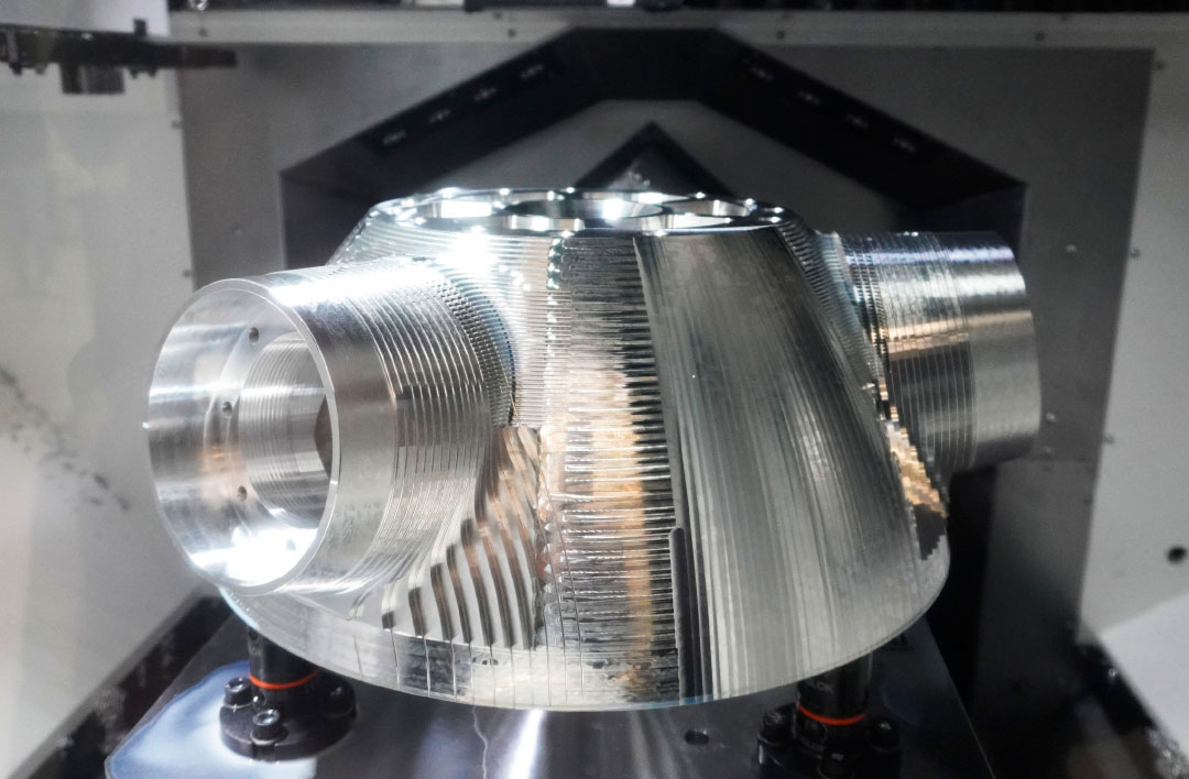 De CV5-700 is geschikt voor werkstukken tot 700 mm diameter, 350 mm hoogte en een massa van 400 kg.