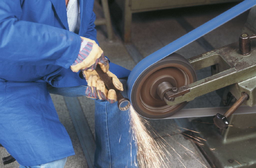 Schuurbanden spelen een belangrijke rol bij ontbramen, egaliseren en oppervlaktevoorbewerking.