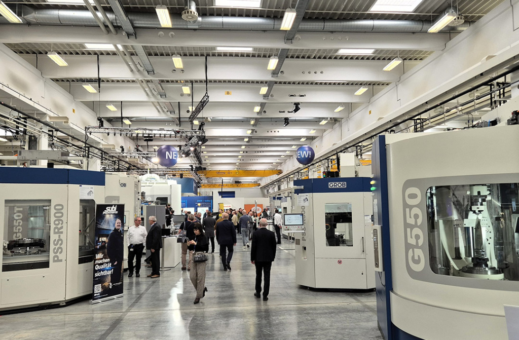 Tijdens het open huis presenteerde Grob zijn volledige breedte aan technologie, van universele bewerkingscentra tot geautomatiseerde productiesystemen en digitale oplossingen.